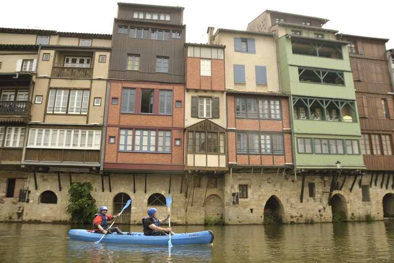 devant les maisons sur l'Agout