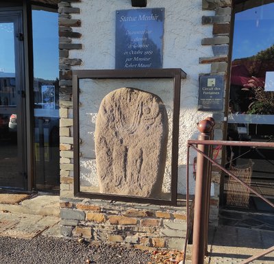 Statue-menhir à lumière rasante