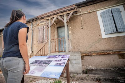 Personne devant la Maison du Polonais