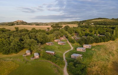 Huttopia Pays de Cordes sur Ciel_Vindrac-Alayracue globale camping avec vue sur cité de Cordes