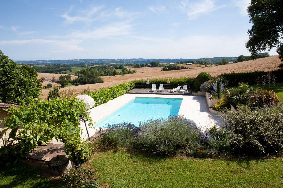 piscine vue sur la vallée