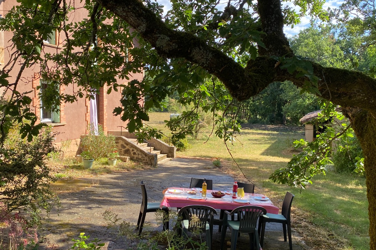 terrasse et vue sur l'entrée