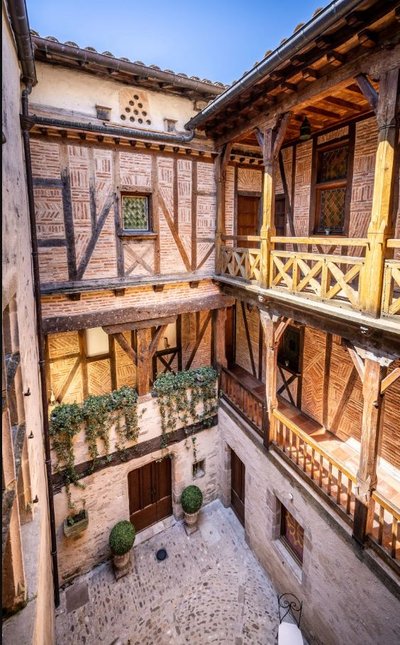 La cour à double coursive