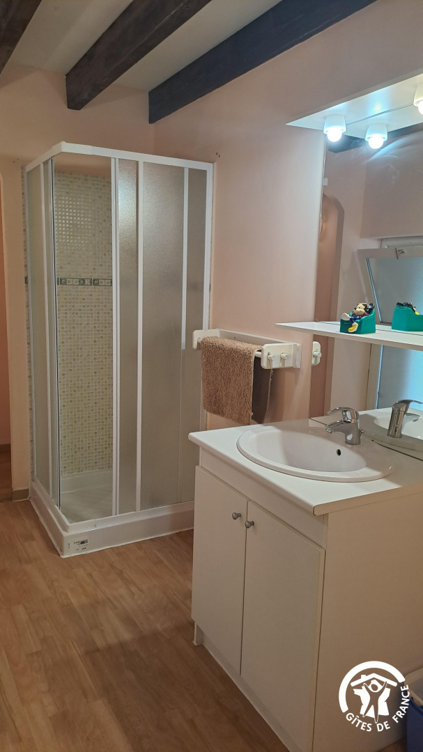1er étage : salle d'eau + WC de la chambre des enfants