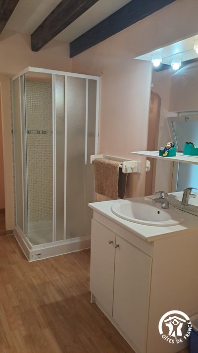 1er étage : salle d'eau + WC de la chambre des enfants
