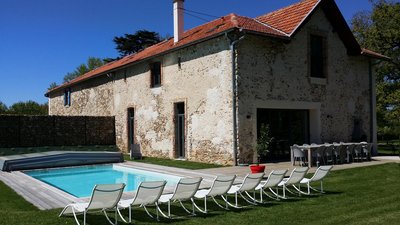 La piscine privée chauffée (avec un système de filtration qui permet d'éviter l'usage de chlore et un abri de piscine bas [...]