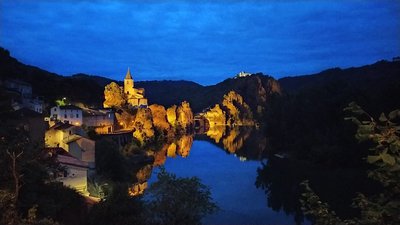 Illumination du site d'Ambialet en été