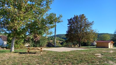 Tables d pique-niques et boulodrome