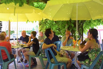 petite terrasse très ombragée en été