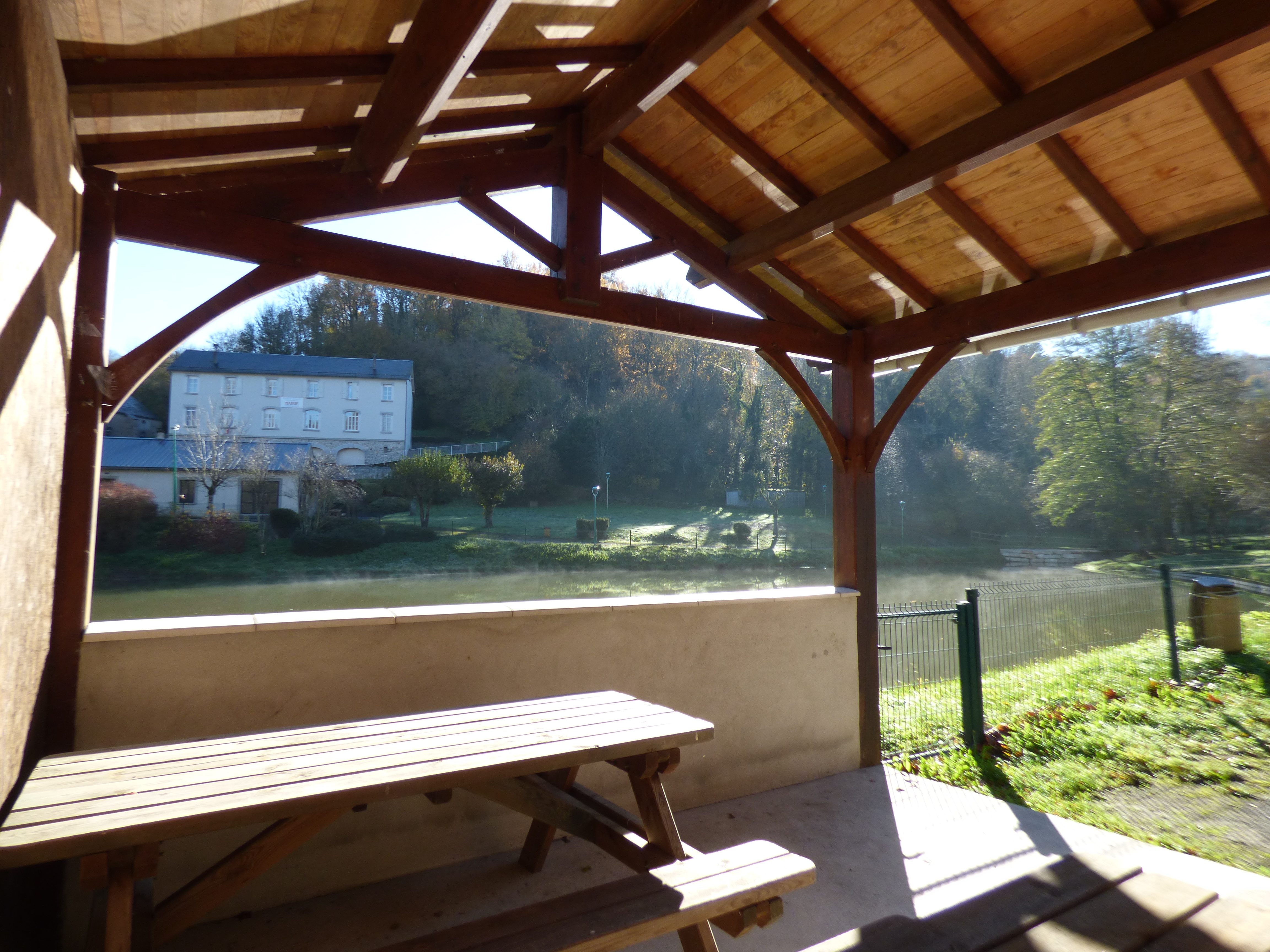 Vue sur le plan d'eau