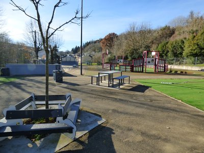 Plusieurs tables et bancs sur l'aire