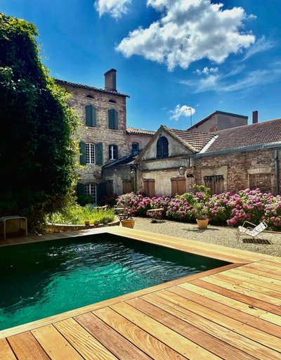 Vue de la piscine sur la cour intérieure