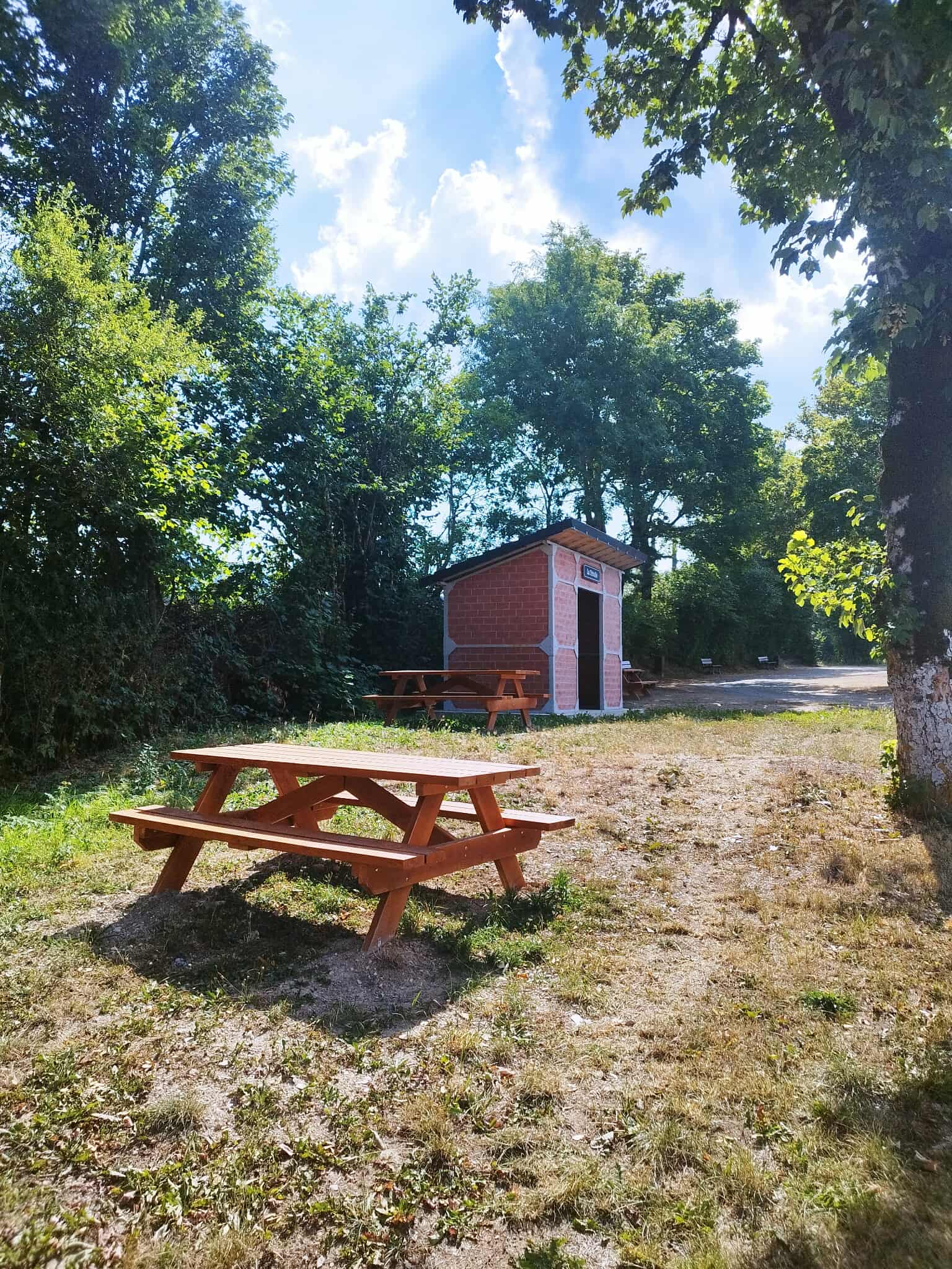 Aire de pique-nique ombragée au cœur de La Trivalle