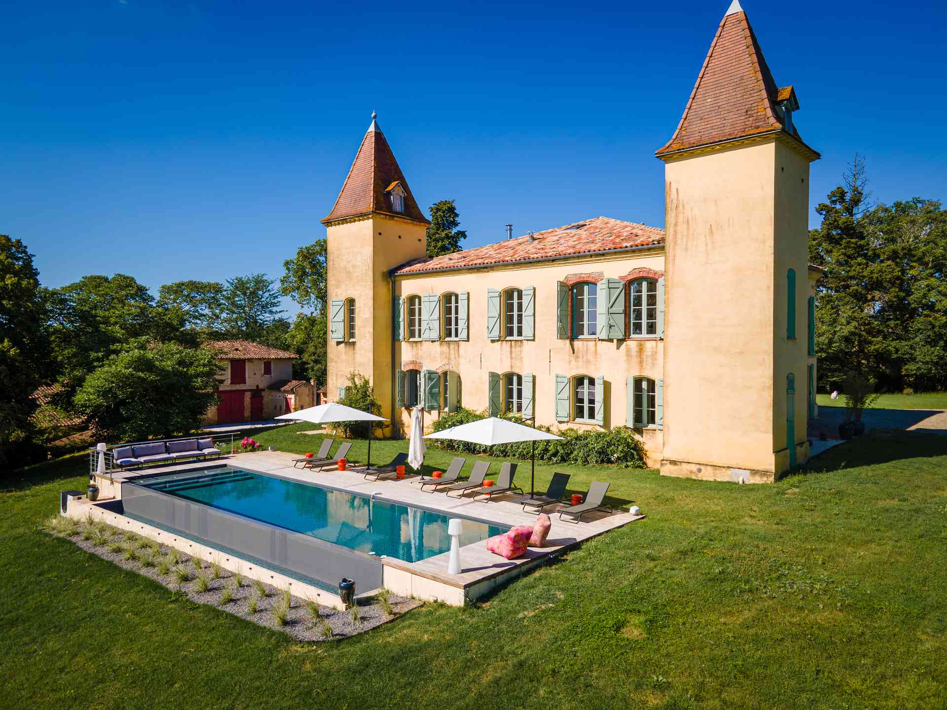 chateau et piscine