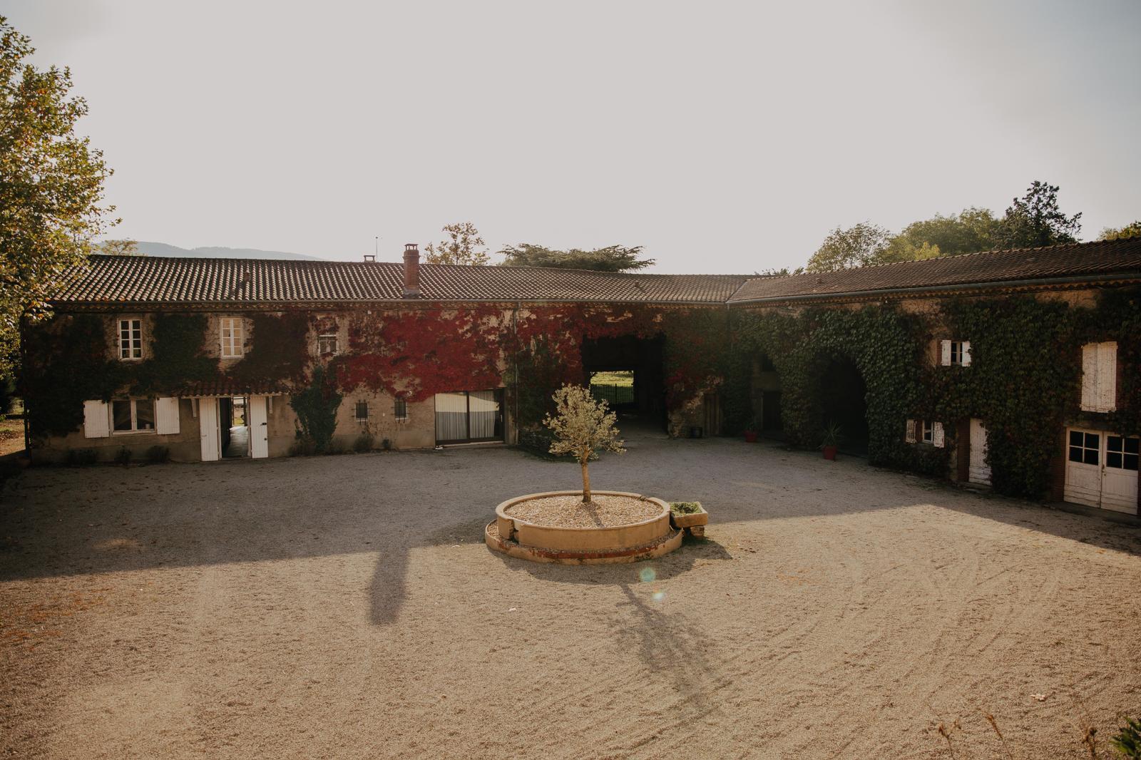 Domaine Hauterive - Pont de l'Arn - Gîtes de France Sud - cour