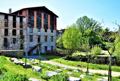 Jardins aménagés devant ancienne mégisserie