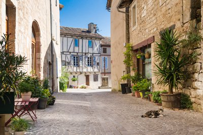 Ruelles menant à la place aux arcades