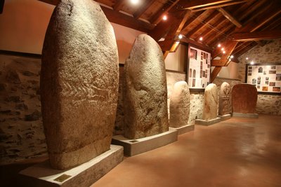 Salle d'exposition de statues menhirs