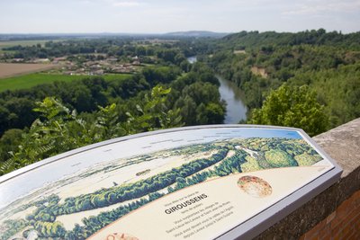 Panneau touristique et vue sur Giroussens