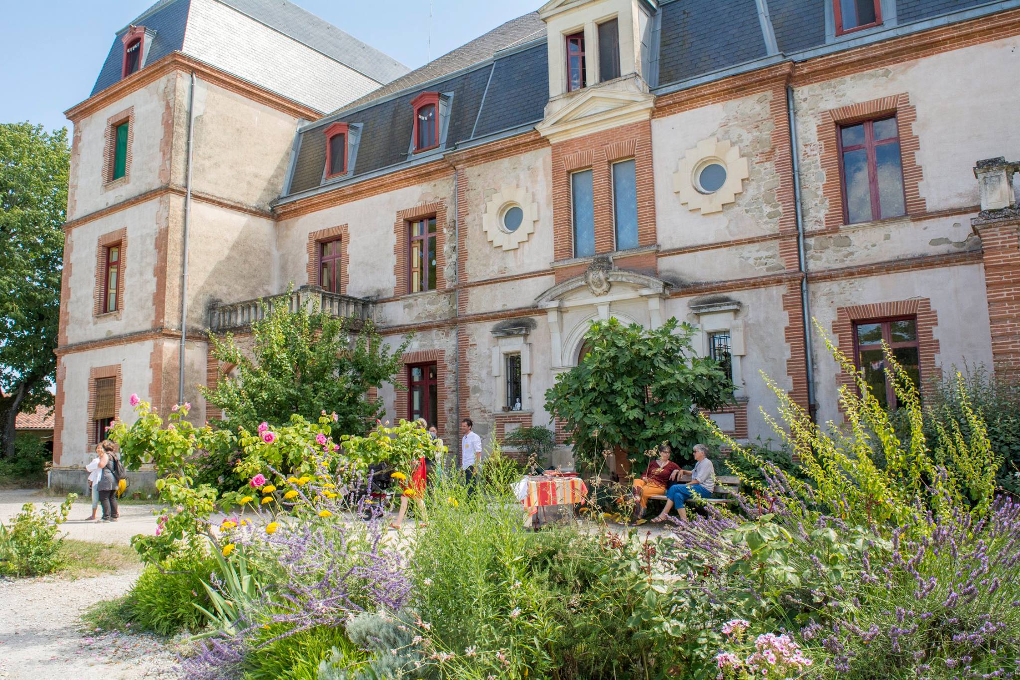 entrée centre - Château d'en Clauzades - Institut bouddhiste Vajra Yogini - Marzens - Lavaur - Tarn