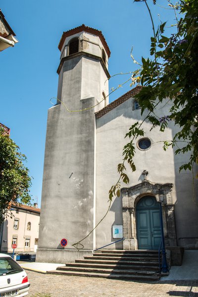 L'église de Lacabarède avec ses fresques de Nicolas Greschny.