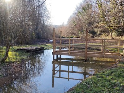 Ponton sur la mare du Moulenc