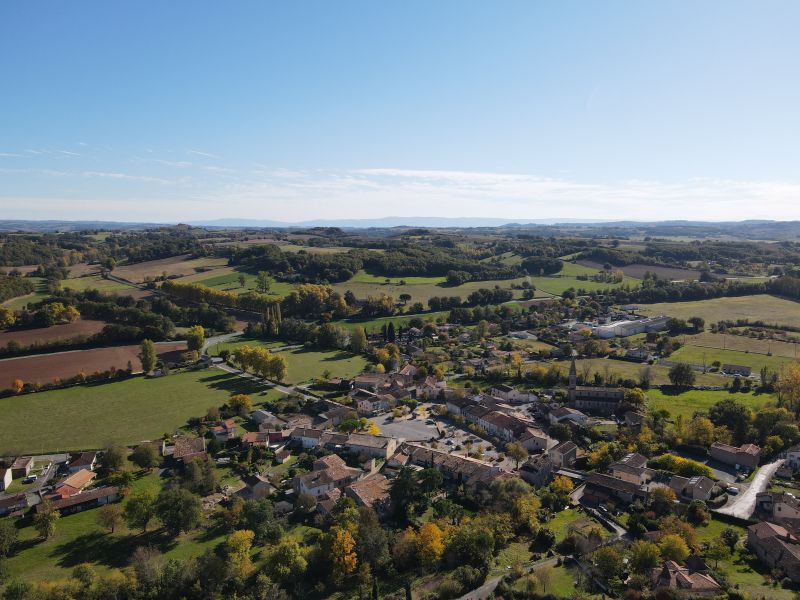 Vue de la croix sur le village de Lombers