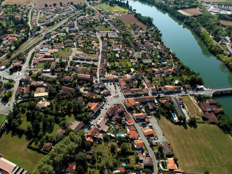 Balade au fil du Tarn alternant paysages ruraux et semi-urbains.