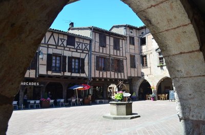 Place aux arcades de Castelnau
