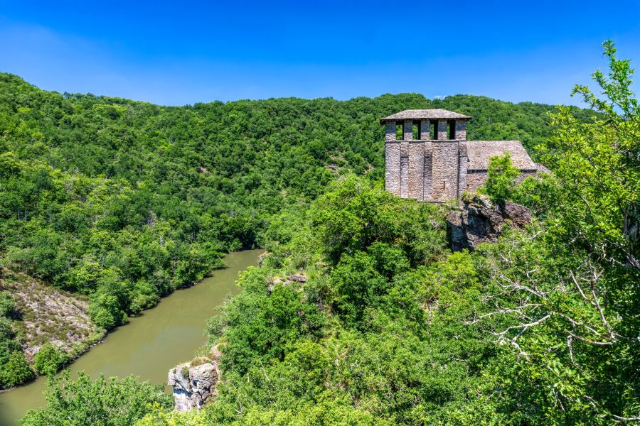 Vue sur la chapelle de Las Planques et le Viaur