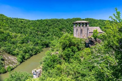 Vue sur la chapelle de Las Planques et le Viaur