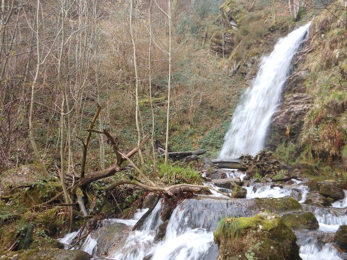 Cascade sur le sentier