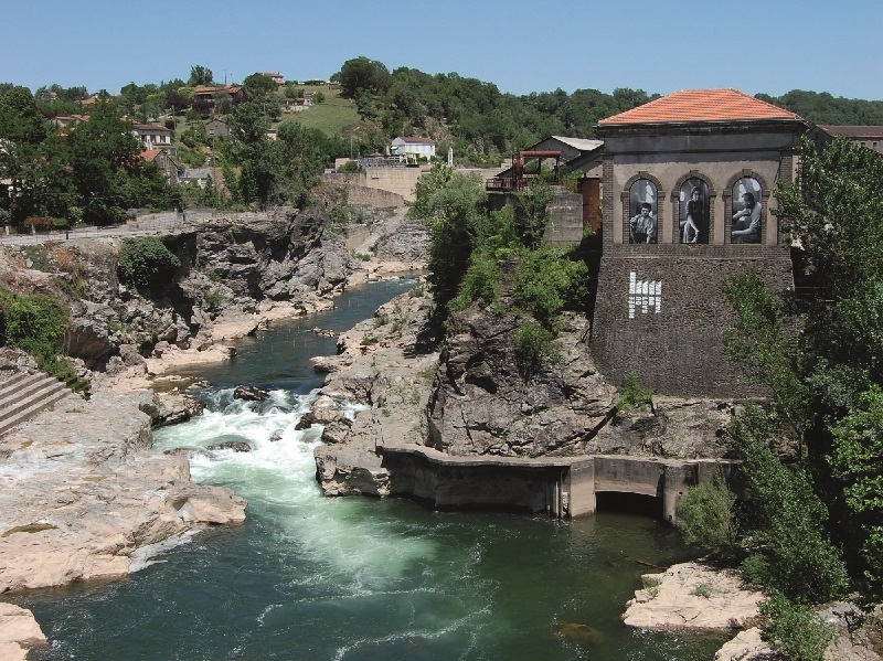 Le Saut de Sabo, dénivelé d'une vingtaine de mètres, a permis l'installation d'ateliers puis d'usines métallurgiques.